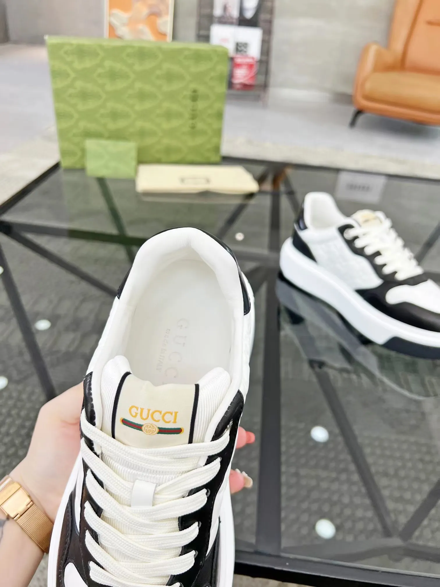 P440 new men's shoes GUCCI [Lightning] latest shoes are shipped. Original quality, fashionable, made of special materials, sheepskin lining, brand new packaging. The foot feels super comfortable and the workmanship is impeccable. Size: Male 38-45.